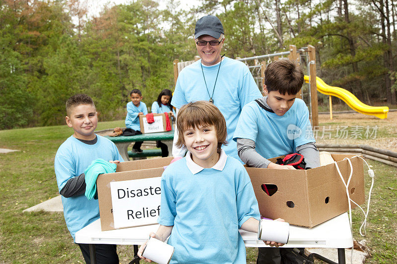 儿童运动队为救灾灾民募捐。志愿者。