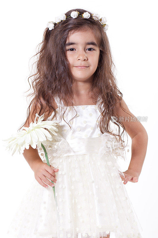穿着白裙子，戴着花的可爱小女孩