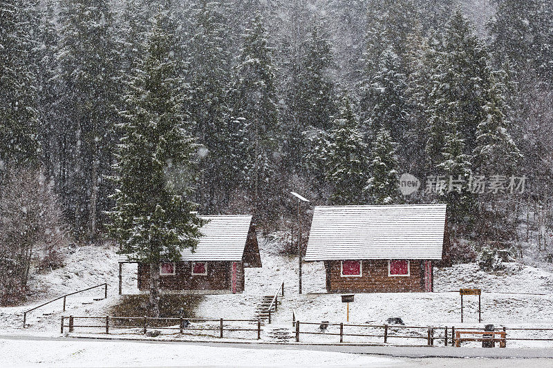 下雪时在山上建小屋