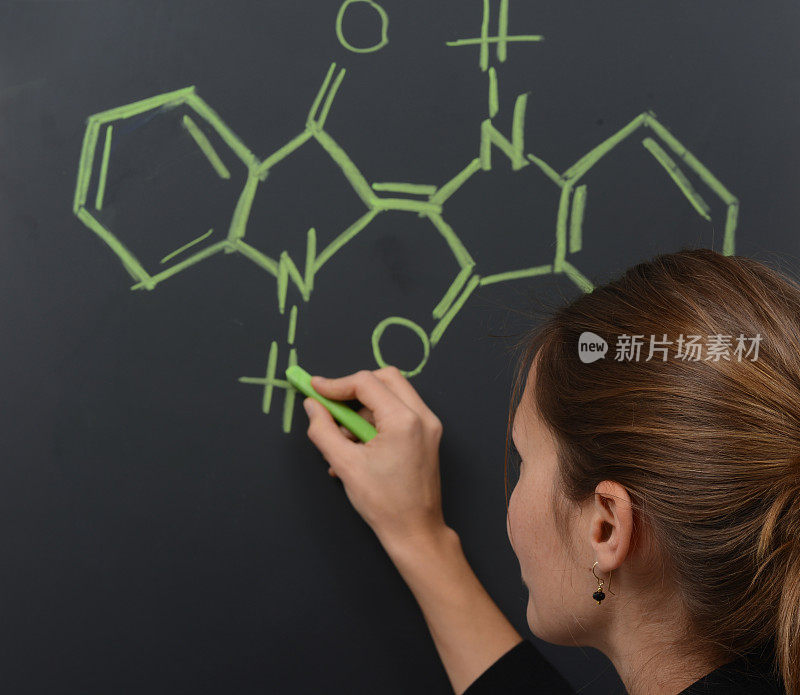 教授在黑板上画糖分子