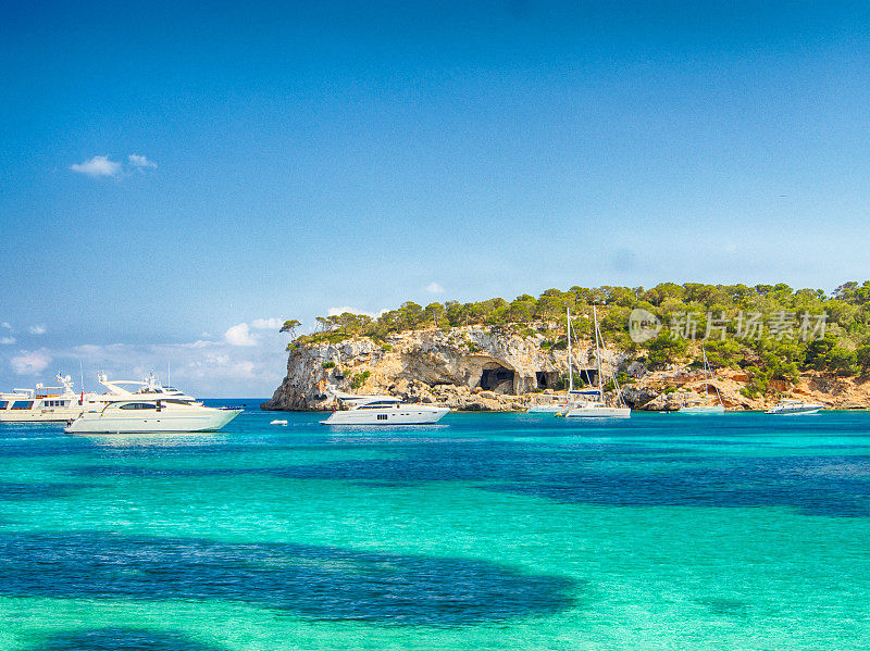 船和蓝色的海，卡尔维亚-马略卡岛