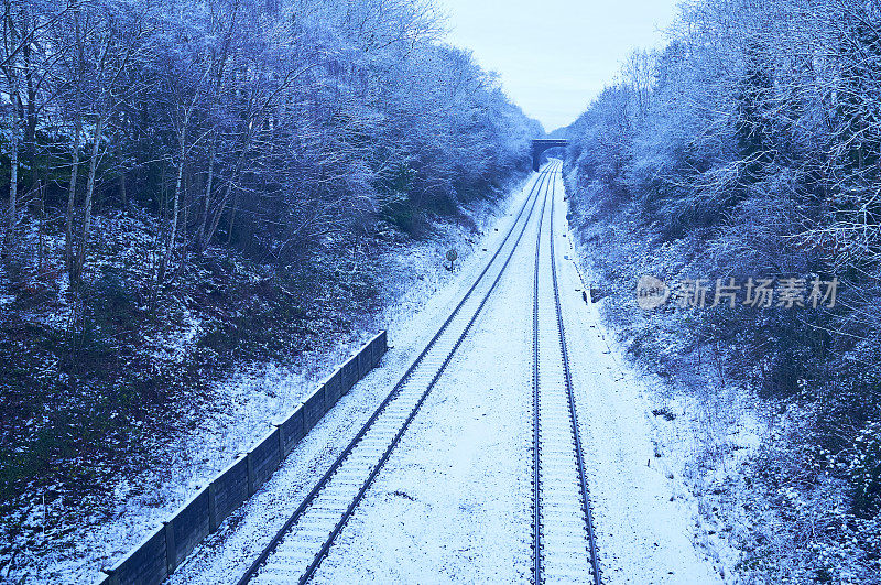 白金汉郡的铁轨被雪覆盖