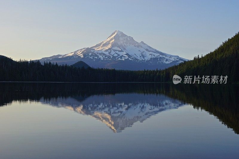 胡德雪山湖