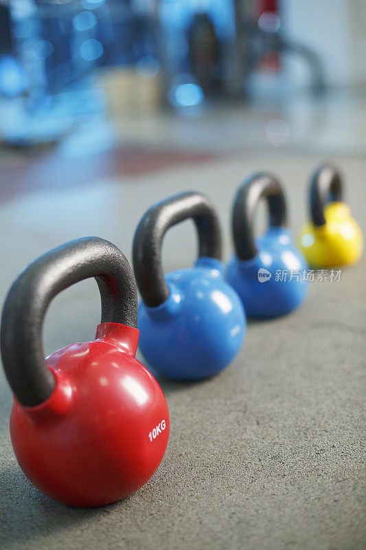 壶铃在健身房健身运动训练背景