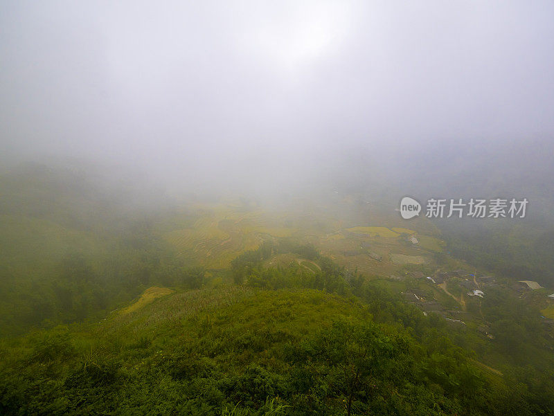 雾笼罩越南沙巴