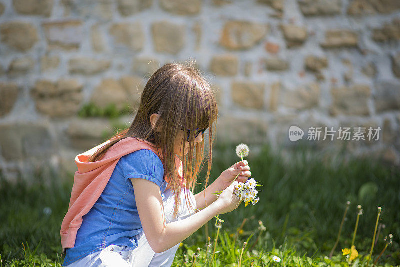 可爱的小女孩摘花