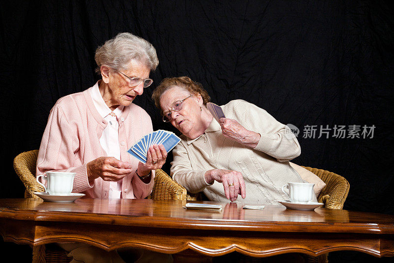 老人打牌