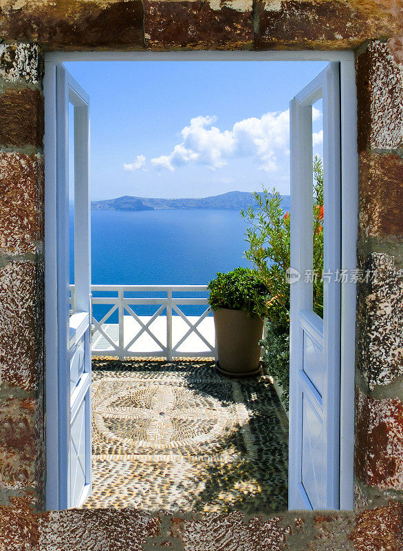 从阳台可以看到美丽的海景。希腊圣托里尼岛岛。