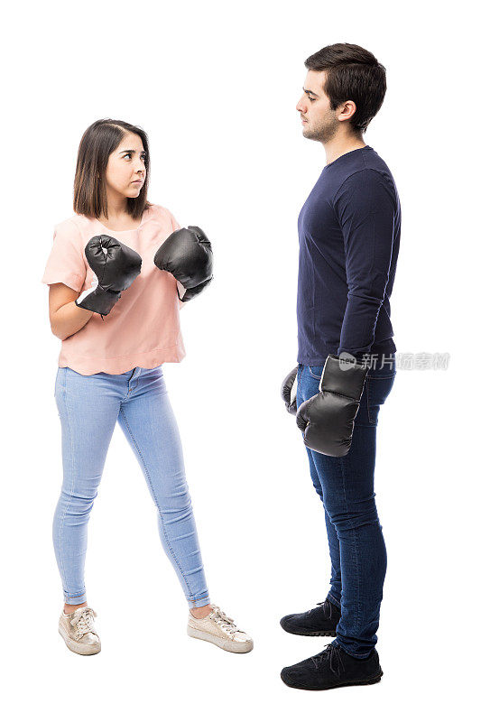 一对年轻夫妇戴着拳击手套打架