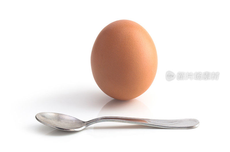 鸡蛋和勺子放在白色的背景上