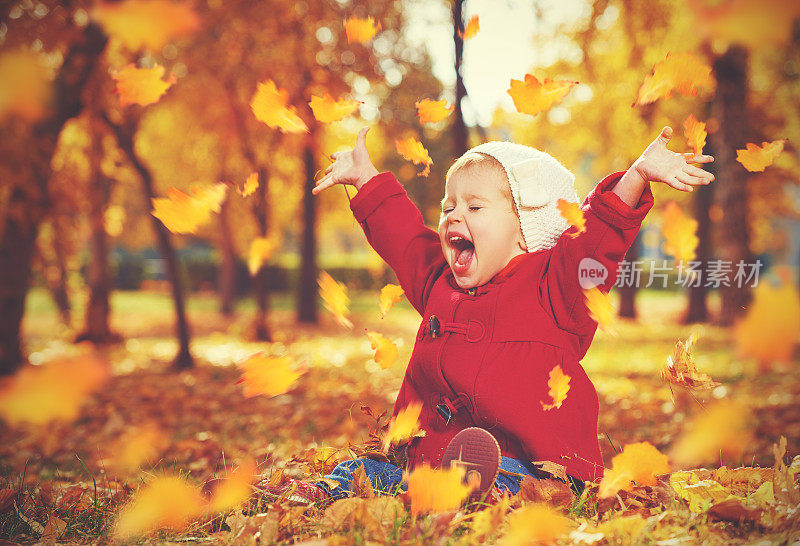 快乐的小娃娃，小女孩在秋天嬉笑玩耍