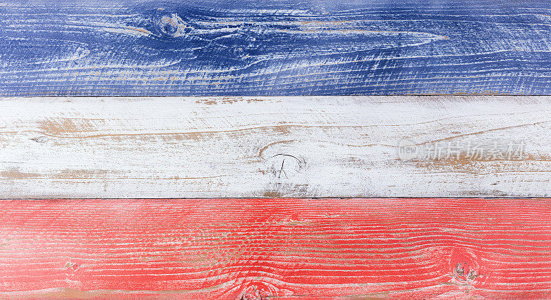 在褪色的木板上画上美国的民族色彩