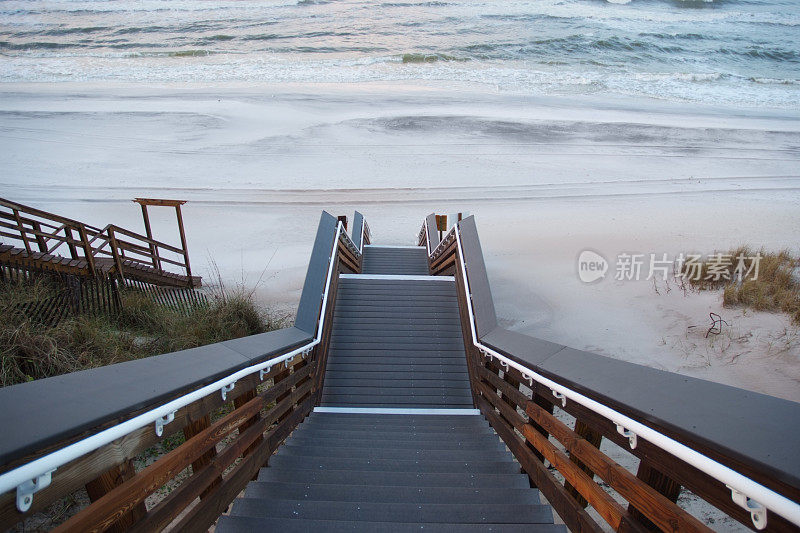 早上去海滩的楼梯