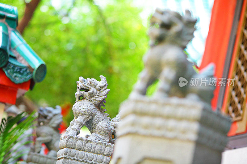 寺庙里有中国传统的石狮雕塑