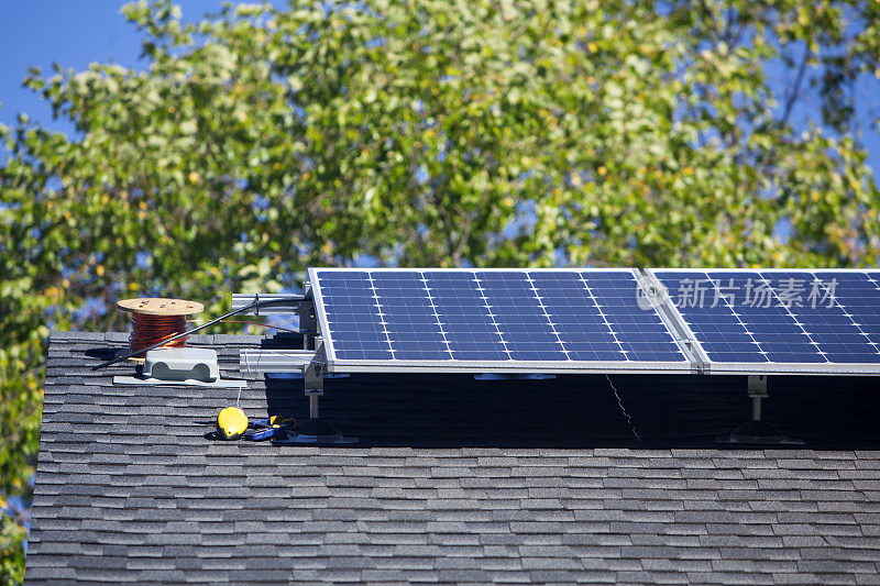 安装住宅太阳能电池板