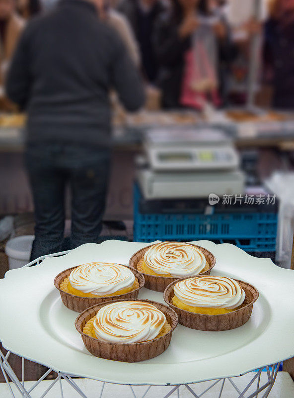 Flambé梅伦格蛋奶蛋糕在食品市场