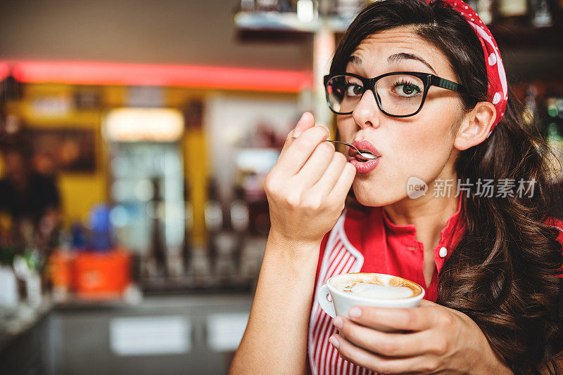 在cafè喝卡布奇诺的女服务员