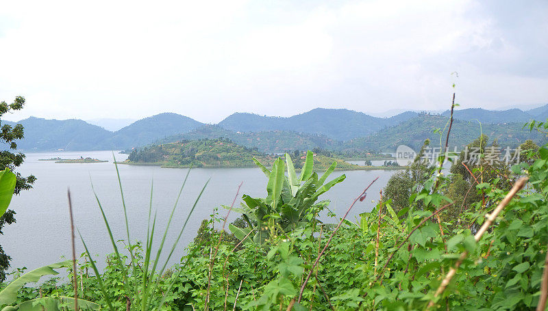 卢旺达:维龙加火山脚下的鲁洪多湖