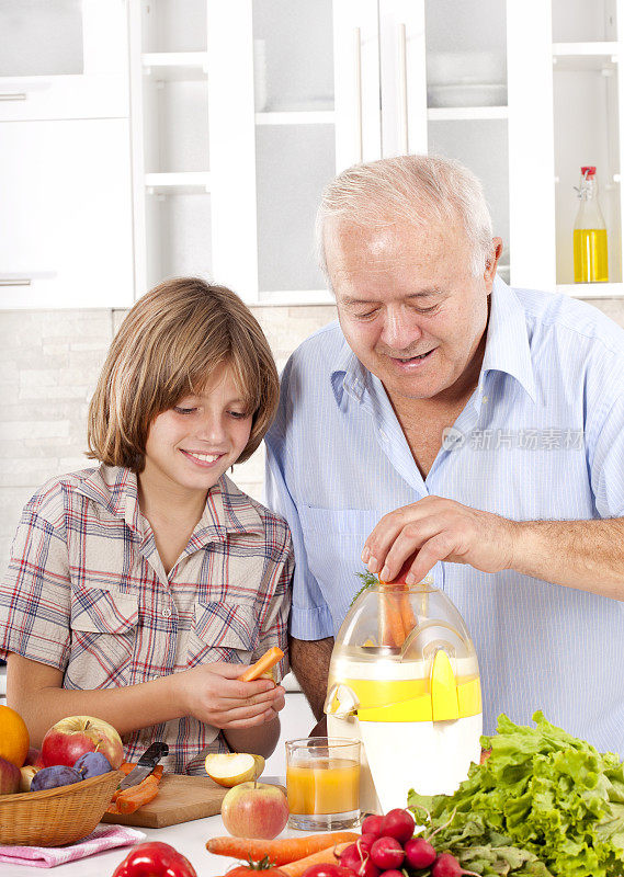 爷爷和孙子在厨房里制作新鲜的果汁