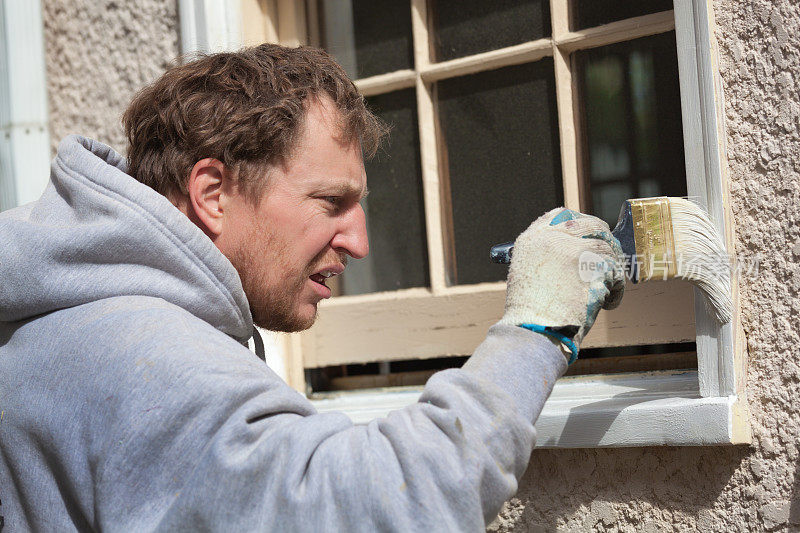 房屋油漆工正在进行房屋外部维护改善油漆工作