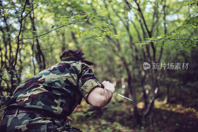 士兵在丛林中拿着刀