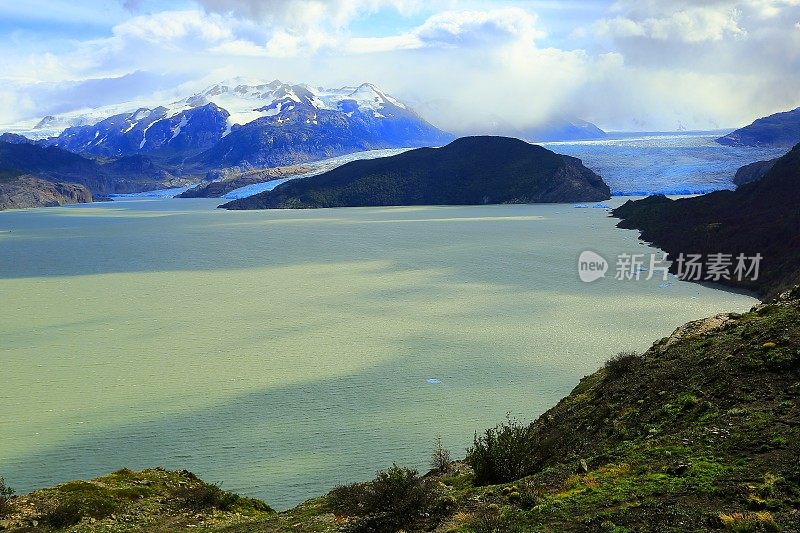 湖与冰川的全景——托雷斯·德尔·潘恩，巴塔哥尼亚