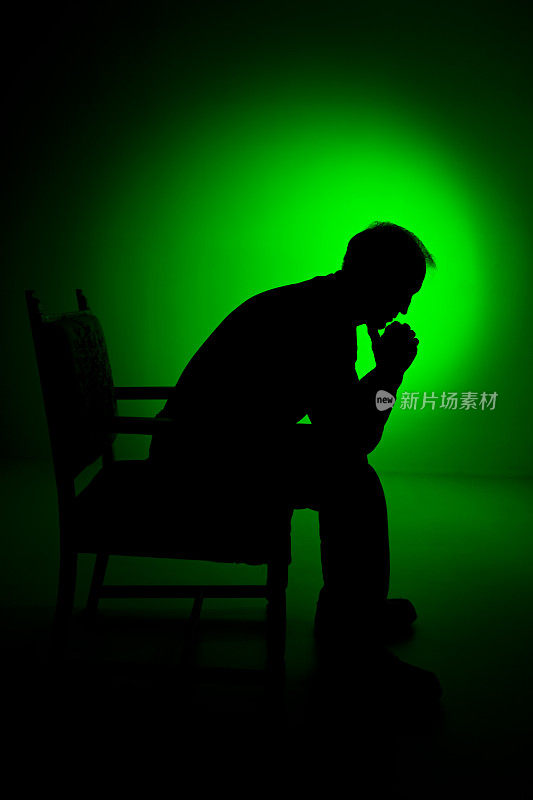 沮丧的人在绿色的剪影