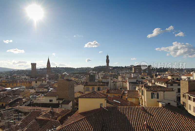 佛罗伦萨的屋顶，天空中的阳光