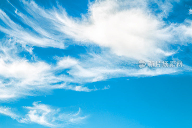 蓝天上的白云与风交织在一起