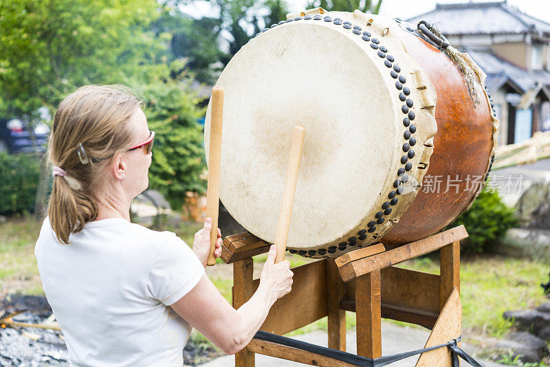 祈祷的女人，与传统的日本鼓太子，筑波，日本