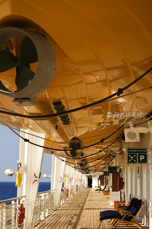 救生艇下面的游轮甲板。