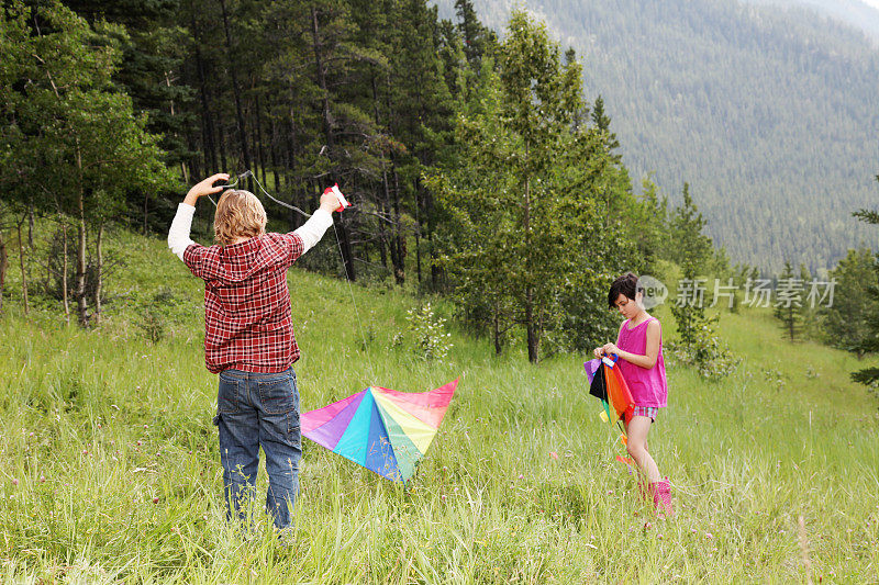 小男孩和小女孩放着风筝