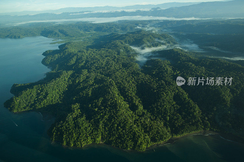 鸟瞰热带雨林和海滩，哥斯达黎加