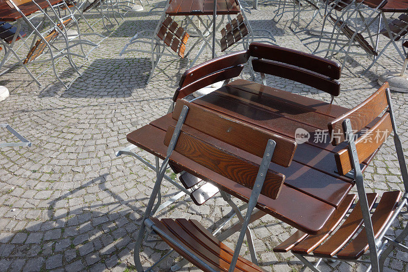 桌子和椅子在巴伐利亚啤酒花园
