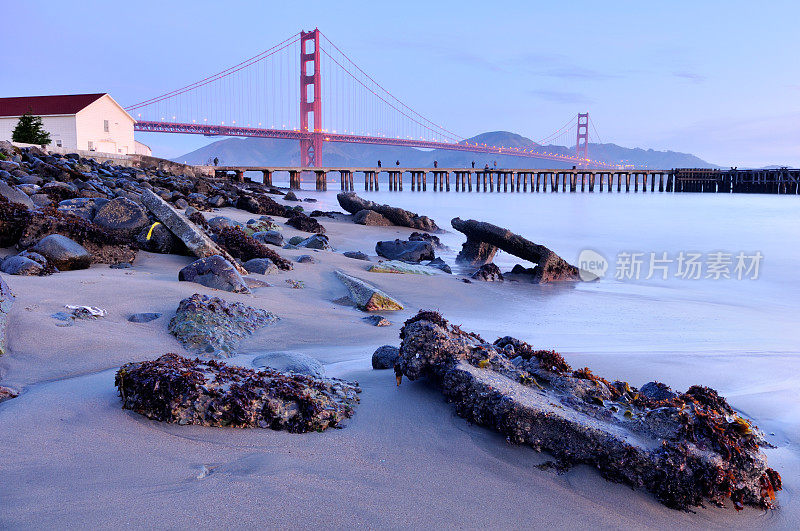 美国旧金山金门大桥的晨曦景色