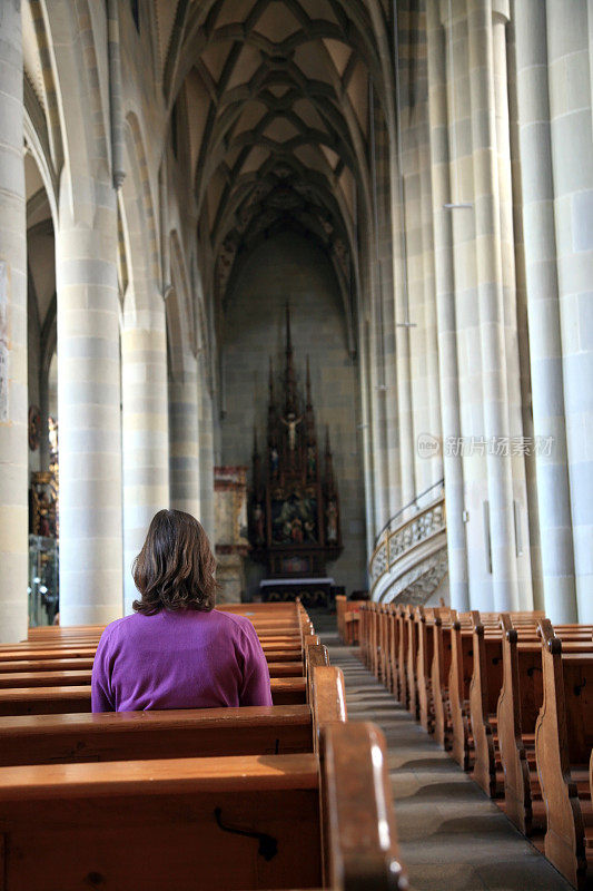 在教堂里祈祷的女人