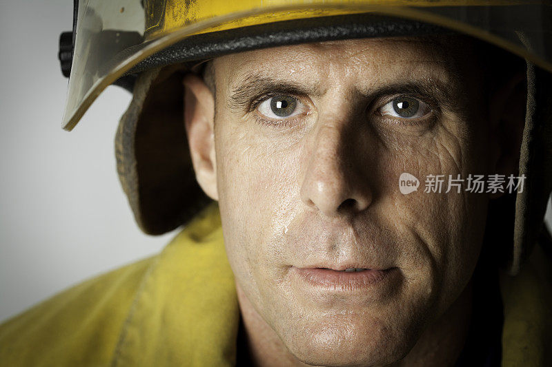 强烈的消防员肖像
