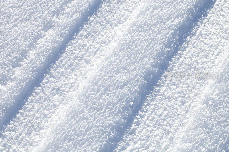 雪地上的滑雪痕迹