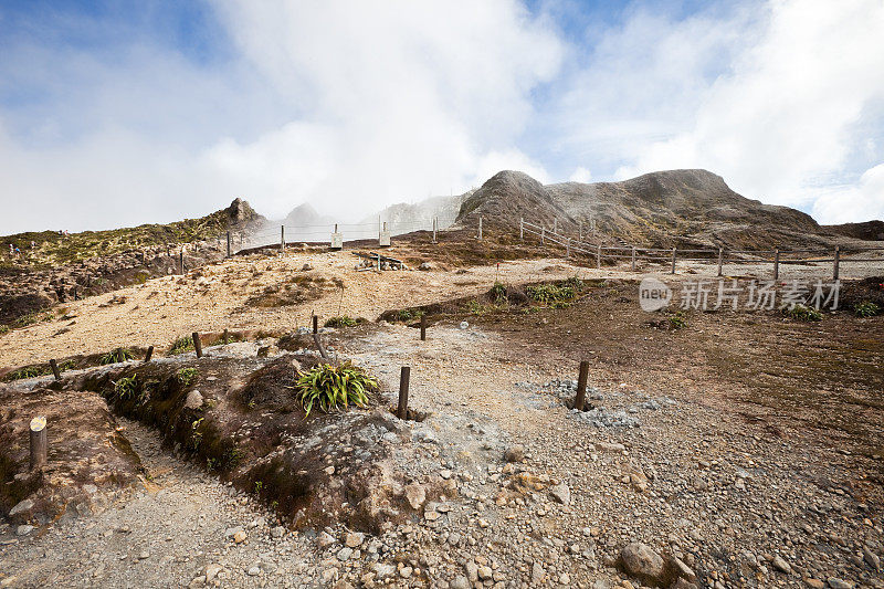 瓜德罗普岛上冒着蒸汽的火山口