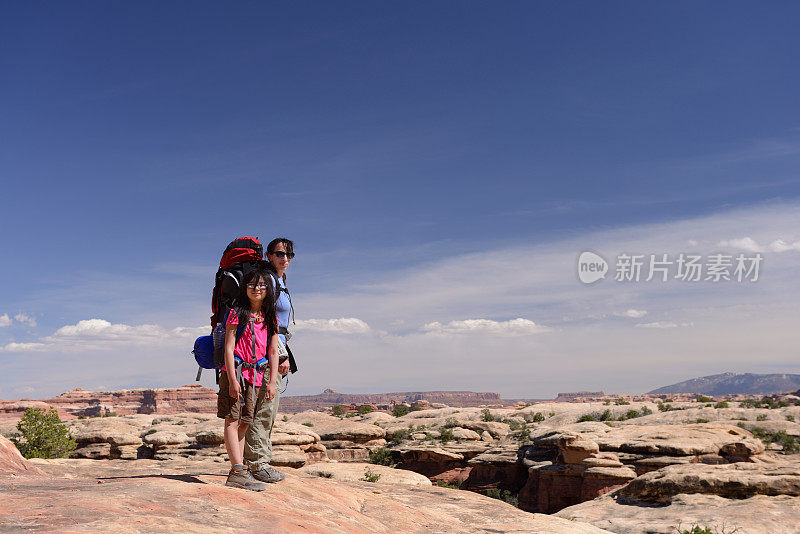 母亲和女儿在峡谷地背包旅行