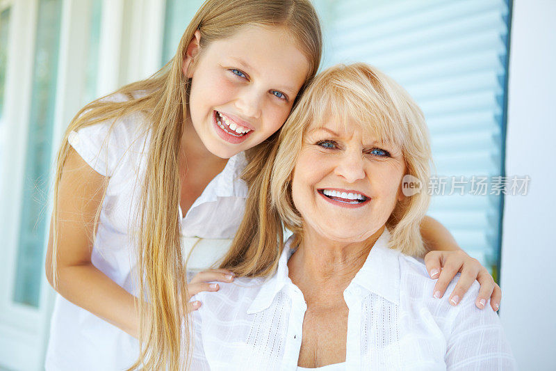 可爱的奶奶和可爱的孙女微笑