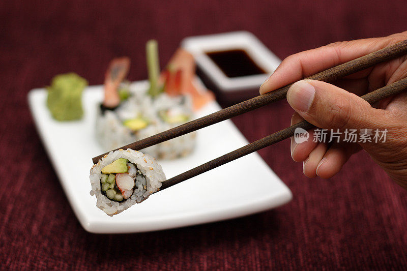 用筷子夹寿司