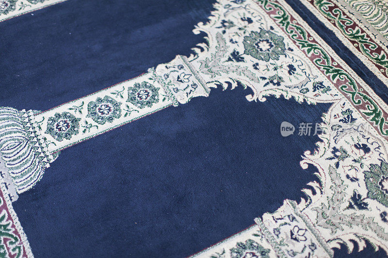 清真寺里的蓝色祈祷毯
