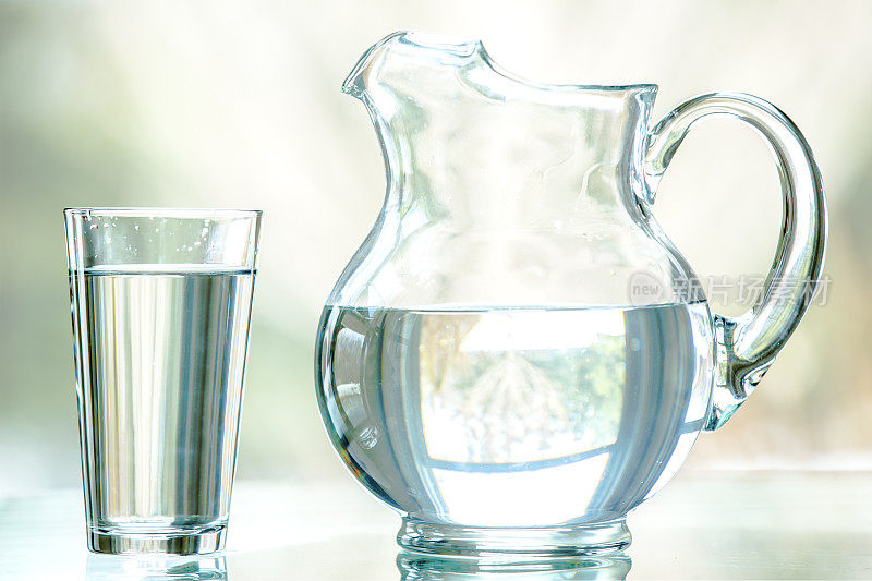 水壶和玻璃杯