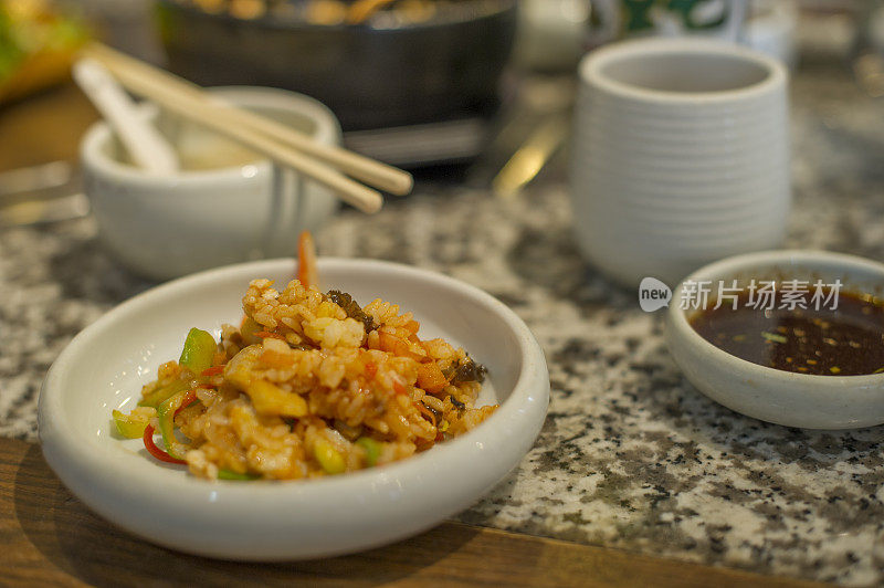 北京餐馆的中餐米饭和蔬菜