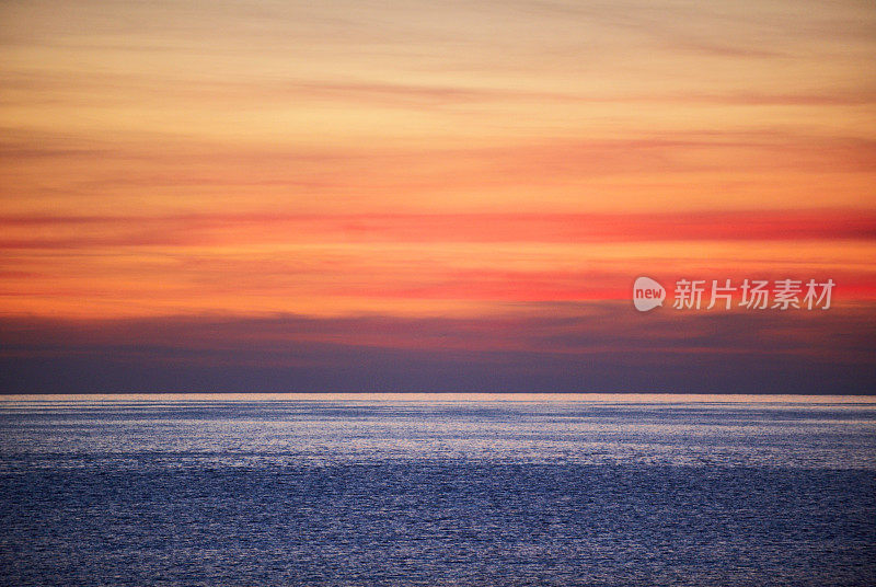 在海上日落