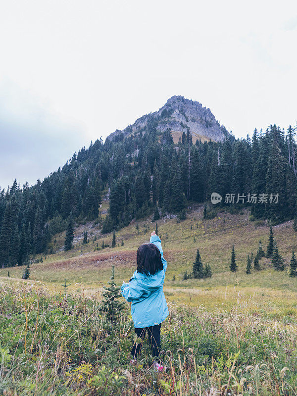 一个亚洲小女孩在雷尼尔山徒步旅行