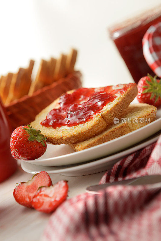 三明治蒸馏器:烤面包配草莓酱