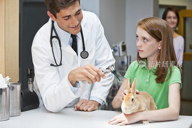 女孩带着宠物兔去看兽医