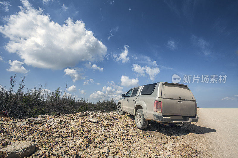 尘土飞扬的公路车